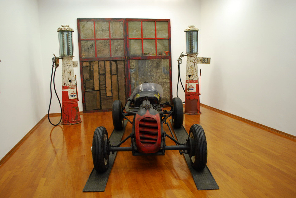 GAM - LINGUAGGIO_086.JPG - SALVATORE SCARPITTA - New York 1919-Milano 1986 - RAJO JACK (1964) - Auto da corsa, 2 pompe di benzina, porta.